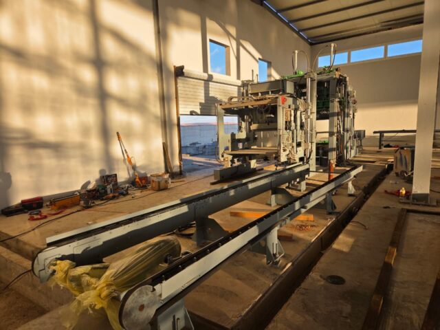 Installation works are underway for the SUMAB R-1500 automatic block making line at the site of our customer from the UAE